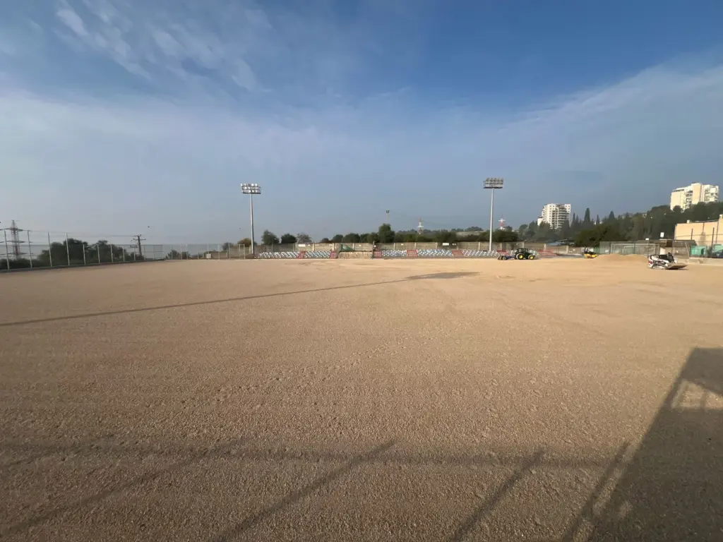 עבודות ושטח מגרש הכדורגל במגדל העמק