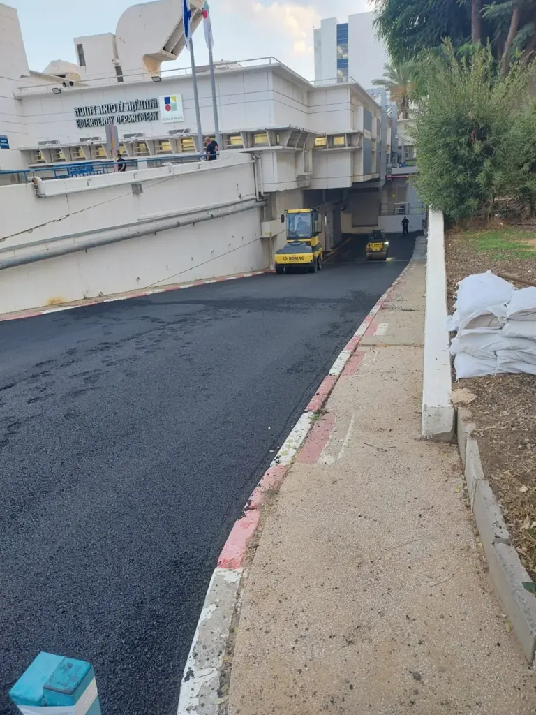עבודות אספלט בבית החולים וולפסון