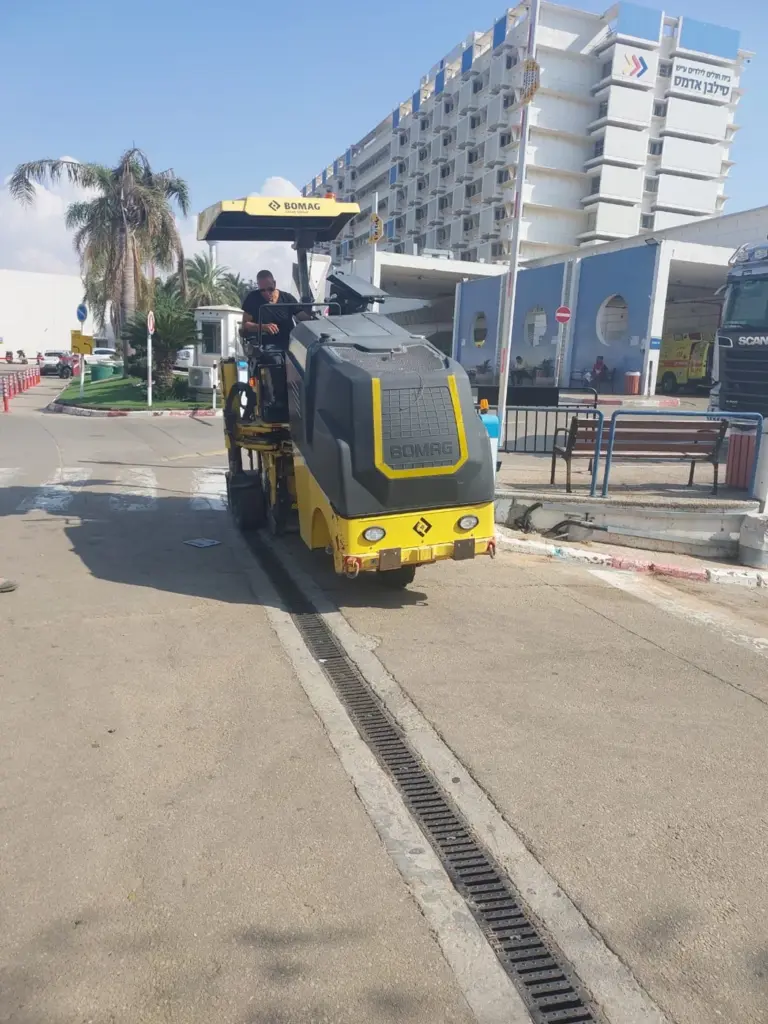 עבודות אספלט בבית החולים וולפסון
